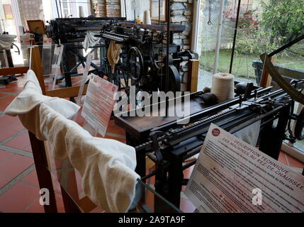 AJAXNETPHOTO. 2019. Nein, Frankreich. - Französische BASKENMÜTZE - Maschinen und Apparate zum Herstellen von BASKENMÜTZEN IM MUSÉE DU BERET durch die OBILET BLANCQ - HERSTELLER DER BERÜHMTEN BASKISCHEN ODER BEARN, BARETT, IN DER KLEINEN STADT NEIN in den Ausläufern der Pyrenäen, Südfrankreich. Foto: Jonathan Eastland/AJAX REF: GX8 191010 20831 Stockfoto