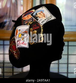 AJAXNETPHOTO. 2019. Nein, Frankreich. - Französische BASKENMÜTZE - EIN TRADITIONELLES BEARN BARETT MIT VERSCHIEDENEN LABELS IM MUSÉE DU BERET durch die OBILET BLANCQ - HERSTELLER DER BERÜHMTEN BASKISCHEN ODER BEARN, BARETT, IN DER KLEINEN STADT NEIN in den Ausläufern der Pyrenäen, Südfrankreich. Foto: Jonathan Eastland/AJAX REF: GX8 191010 20843 Stockfoto