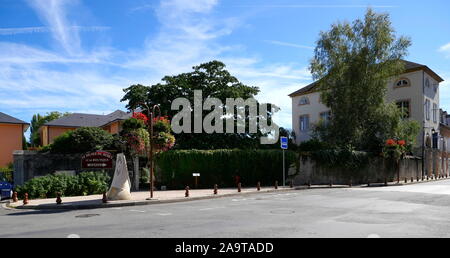 AJAXNETPHOTO. 2019. Nein, Frankreich. - Französische BARETT - das Musée du BERET durch die OBILET BLANCQ - HERSTELLER DER BERÜHMTEN BASKISCHEN ODER BEARN, BARETT, IN DER KLEINEN STADT NEIN in den Ausläufern der Pyrenäen, Südfrankreich. Foto: Jonathan Eastland/AJAX REF: GX8 191010 20851 Stockfoto