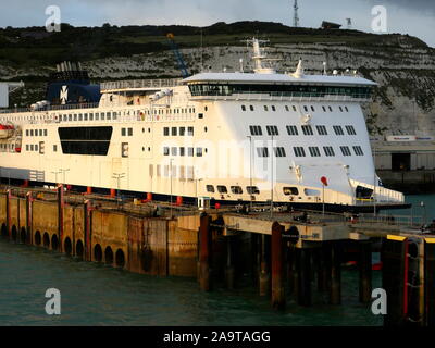 AJAXNETPHOTO. 15. Oktober, 2019. DOVER, ENGLAND. - CROSS CHANNEL AUTO UND PKW DFDS Fähre COTES DES FLANDRES angedockt. Foto: Jonathan Eastland/AJAX REF: GX8 191510 20949 Stockfoto