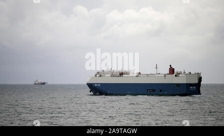 AJAXNETPHOTO. 2019. DUNKERQUE, Frankreich. - Unter weg - Cayman Inseln REGSTERED AUTOTRANSPORTER IRIS ACE (4709 GT) KÖPFE HERAUS IN DEN KANAL AM FRÜHEN MORGEN, NOCH VOR DER SCHIFFE IN DEN STRASSEN verankert. Foto: Jonathan Eastland/AJAX REF: GX8 192609 20511 Stockfoto