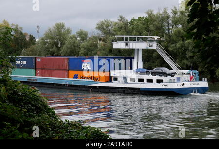 AJAXNETPHOTO. 2019. Versailles, Frankreich. - BOX CARRIER - MODERNE CONTAINER BARGE NIRVANA EINGETRAGEN IN LYON KÖPFE LANGSAM IN RICHTUNG CREIL SCHLÖSSER AUF DER SEINE. Foto: Jonathan Eastland/AJAX REF: GX8 192609 20582 Stockfoto