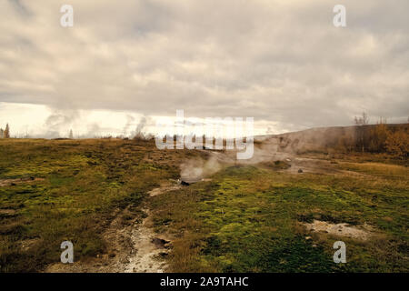 Geysir natürlichen Wunder. Dampf der heißen Mineralquelle in Island. Island ist berühmt für Geysire. Island Geysir Park. Landschaft Wiese mit Wolken von Dampf. Geysir. Sehr aktive geysir. Stockfoto