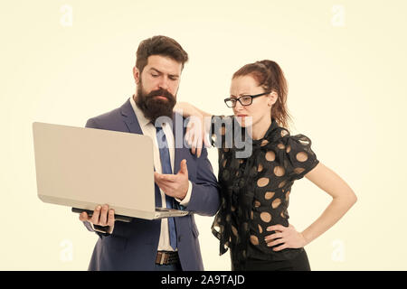 Business Beratung. Erfahrene Finanzexperte mit Laptop. Mann und Frau Consulting Business. B2B-Consulting. Marketing Team Konzept. Partnerschaft und Kooperation. Beratung und Förderung. Stockfoto
