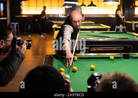 Studentenwerk der Universität Strathclyde, Glasgow, Schottland, Großbritannien. 15 Nov, 2019. Scottish Green Party co leader Patrick Harvie MSP spielt pool Studenten an der Universität Strathclyde. Vor der Sitzung Patrick sagte: "Junge Menschen stimmen ignoriert werden in dieser Wahl, die unverzeihlich ist' Stockfoto