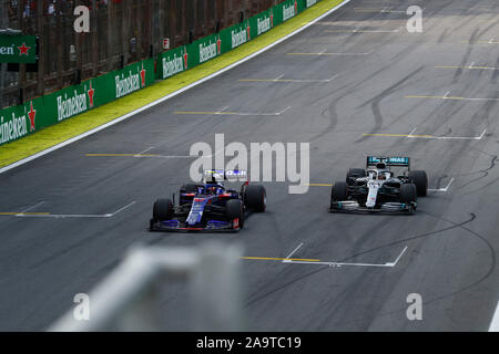 Sao Paulo, Brasilien. 17. Nov, 2019. Motorsport: FIA Formel Eins-Weltmeisterschaft 2019, Grand Prix von Brasilien, #10 Pierre Gasly (FRA, Red Bull Toro Rosso Honda), #44 Lewis Hamilton (GBR, MERCEDES AMG PETRONAS Motorsport) Quelle: dpa/Alamy leben Nachrichten Stockfoto