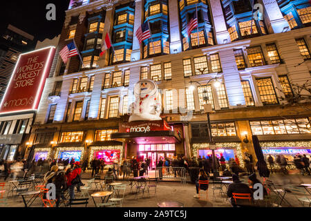 Macy's (Kaufhaus) mit Weihnachten Fenster Deko. Midtown Manhattan, New York City. NY, USA Stockfoto