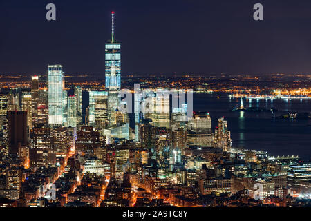 Antenne Nacht Blick auf den Financial District von New York City. Blick auf das World Trade Center Wolkenkratzer und den New Yorker Hafen. Lower Manhattan, NY, USA Stockfoto