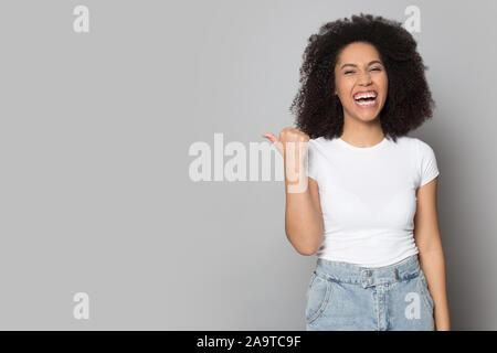 Aufgeregt Afrikanische amerikanische Mädchen lachen, beiseite, um Platz zu kopieren Stockfoto