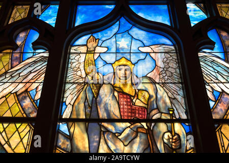 Angel of the Resurrection stained glass window by Frederick Wilson (Designer) and Tiffany Studios, 1903/4. Indianapolis Museum of Art, Indiana, USA Stockfoto