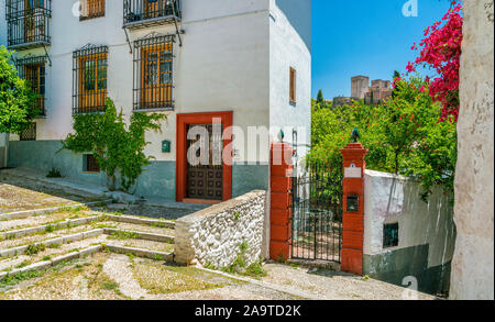 Malerische Anblick in den Stadtteil Albaicin in Granada mit der Alhambra Palast im Hintergrund. Andalusien, Spanien. Stockfoto