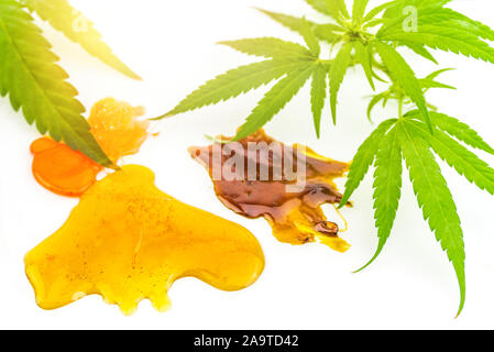 Verschiedene Cannabis und THC CBD zerbrechen Kolophonium Extrakte mit Hanf Blüten und Blätter, isoliert auf weißem Stockfoto