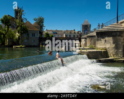 Fluss in Moret-Sur-Loing, Seine-et-Marne, Ile-de-France, Frankreich Stockfoto