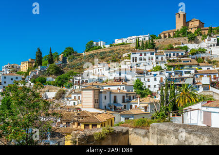 Das malerische Viertel Albaicin in Granada an einem sonnigen Nachmittag. Andalusien, Spanien. Stockfoto