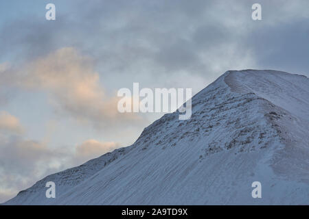 Querformat in Borgarfjordur in Western Island in der Mitte winteer, verschneite Berge und Dramatischer Himmel Stockfoto