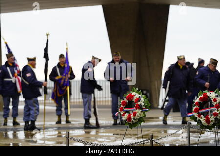 Viele Veteranen alle über Wisconsin, Veterans Day Parade kommen - Ehre unsere Militärische Zeremonie Service bei Milwaukee County War Memorial. Stockfoto