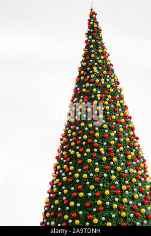 Weihnachtsbaum schmückt mit Kugeln und schönen großen Stern oben auf weißem Hintergrund Stockfoto