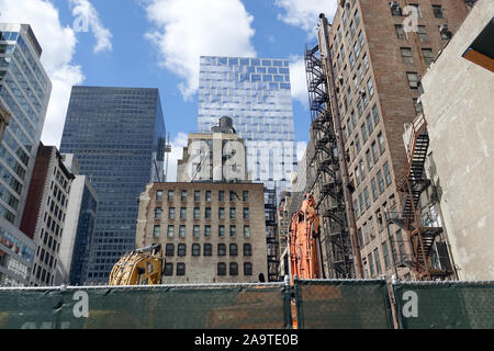 New York, USA. 14 Sep, 2019. Alte und neue Gebäude stehen in einem engen Raum im New Yorker Stadtteil Manhattan. Quelle: Alexandra Schuler/dpa/Alamy leben Nachrichten Stockfoto