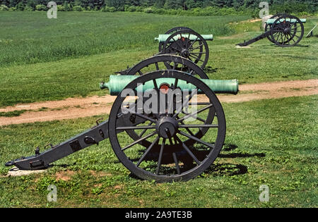 Diese Pistolen sind unter den Arten von Field Artillery von Union Kräfte im Jahre 1863 Schlacht von chickamauga zwischen USA und verbündete Kräfte während des Amerikanischen Bürgerkrieges im Nordwesten von Georgia, USA verwendet. Die Eisen und Bronze Schnauze - Laden von Kanonen kann bis zu vier Mal pro Minute abgefeuert von einem erfahrenen sechs Mann Besatzung der Artilleristen. Die grossen Gewehren würde leicht verwüsten angreifen Infanteristen, die oft fortgeschrittene Schulter in Masse Formationen zu schultern. Die Schlacht war einer der blutigsten des Krieges mit der Union leiden rund 16.000 Todesopfer, und den Eidgenossen in der Nähe von 20.000. Stockfoto