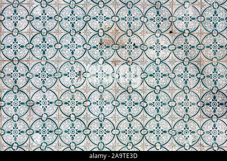 Traditionelle Kacheln (AZULEJOS) auf der Fassade der alten Haus in Portugal Stockfoto