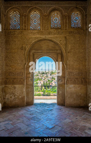 Fenster in der Alhambra Palast mit Blick auf den Stadtteil Albaicin. Granada, Andalusien, Spanien. Stockfoto