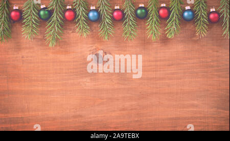 Christbaumkugeln auf hölzernen Hintergrund Stockfoto