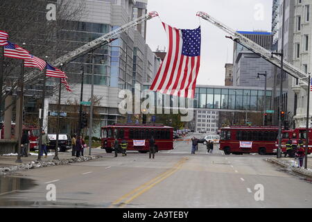 Viele Veteranen alle über Wisconsin, Veterans Day Parade kommen - Ehre unsere Militärische Zeremonie Service bei Milwaukee County War Memorial. Stockfoto