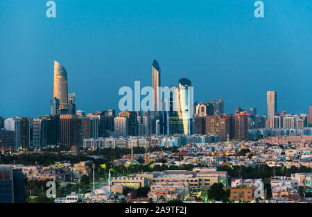 Abu Dhabi Skyline Blick von modernen Gebäuden in der Innenstadt an der blauen Stunde Stockfoto