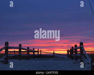 Atlantik sunrise vor der Küste von Ocean Beach, New Jersey. Ein typisches 'Red Sky in Morgen, Sailor, Warnung' Sunrise. Stockfoto