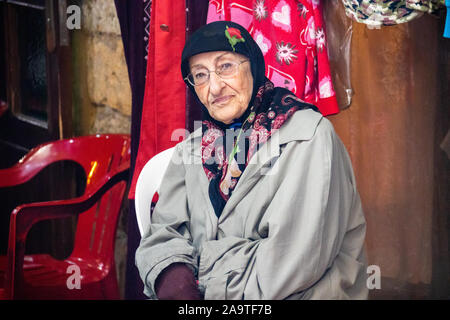 Ältere libanesische Frau in Reifen, Libanon Stockfoto