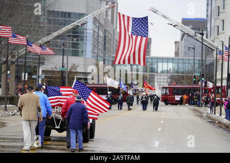 Viele Veteranen alle über Wisconsin, Veterans Day Parade kommen - Ehre unsere Militärische Zeremonie Service bei Milwaukee County War Memorial. Stockfoto