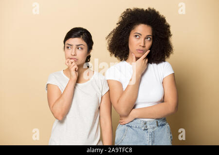 Nachdenklich diverse Mädchen berühren Kinn verwirrt, Planung zukünftiger Stockfoto