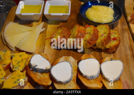 Auswahl an Käse, Schinken Gebäck, Butter und Olivenöl auf den Tisch, um Ihren Appetit zu starten. Leckere Bio lokale Produkte von Südfrankreich. Stockfoto