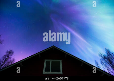 Aurora borealis über alten, verlassenen Hütte im winter nacht, Finnland Stockfoto