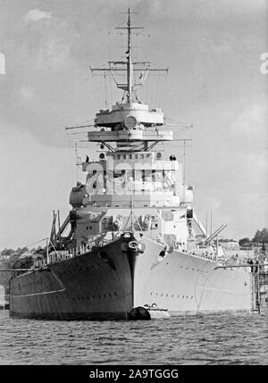 BISMARCK WW2 Vintage B&W Bild 1941 Das Schlachtschiff Bismarck über ...