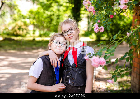 Zwei primäre Schüler tragen Schuluniform. Russisch an der Volksschule. Stockfoto