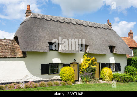 Reetdachhaus auf dem Grün, Cuddington, Buckinghamshire, England, Vereinigtes Königreich Stockfoto