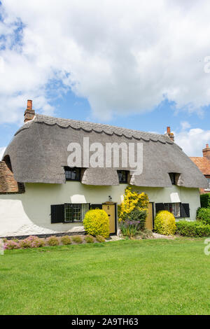 Reetdachhaus auf dem Grün, Cuddington, Buckinghamshire, England, Vereinigtes Königreich Stockfoto