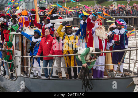 ENSCHEDE, Niederlande - 16.November 2019: Die niederländischen Santa Claus genannt interklaas' ist Begrüßung der Kinder, während er auf einem Boot in einem dutc Stockfoto