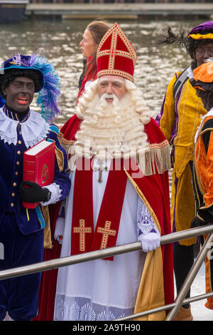 ENSCHEDE, Niederlande - 16.November 2019: Die niederländischen Santa Claus genannt interklaas' ist Begrüßung der Kinder, während er auf einem Boot in einem dutc Stockfoto