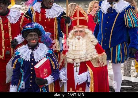 ENSCHEDE, Niederlande - 16.November 2019: Die niederländischen Santa Claus genannt interklaas' ist Begrüßung der Kinder, während er auf einem Boot in einem dutc Stockfoto