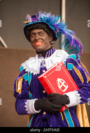 ENSCHEDE, Niederlande - 16.November 2019: Schwarzer Peter ist die helfende Hand des niederländischen Santa Claus genannt Sinterklaas. Auf dem Bild hält er den Stockfoto