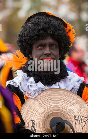 ENSCHEDE, Niederlande - 16.November 2019: Schwarzer Peter ist die helfende Hand des niederländischen Santa Claus genannt Sinterklaas. Stockfoto