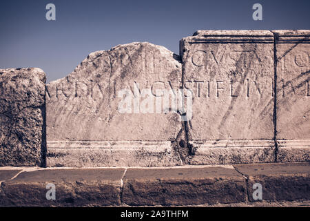 Tiberiusbrücke Detail der schriftlichen römischen Worte auf dem Stein Stockfoto