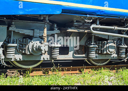 Räder auf Rail Track. Räder eines Eisenbahn Zug auf Schienen. Stockfoto