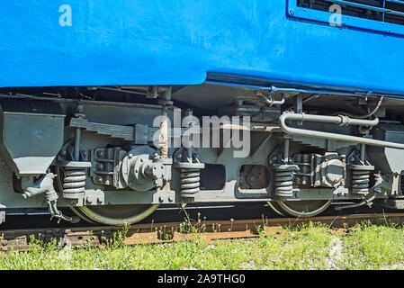 Räder auf Rail Track. Räder eines Eisenbahn Zug auf Schienen. Stockfoto