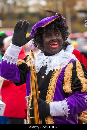 ENSCHEDE, Niederlande - 16.November 2019: Schwarzer Peter ist die helfende Hand des niederländischen Santa Claus genannt Sinterklaas. Stockfoto