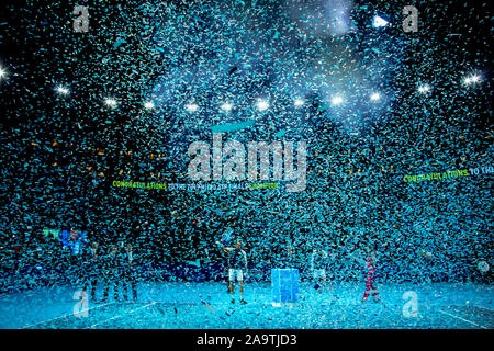 Arena. London, Großbritannien. 17. Nov, 2019. Nitto ATP-Finale; Stefanos Tsitsipas (Griechenland) hält die ATP-Trophy - Redaktionelle Verwendung Credit: Aktion plus Sport/Alamy leben Nachrichten Stockfoto