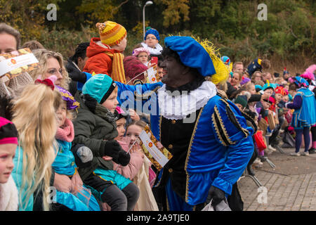 ENSCHEDE, Niederlande - 16.November 2019: Schwarzer Peter ist die helfende Hand des niederländischen Santa Claus genannt Sinterklaas ist Gruß an die Kinder. Stockfoto