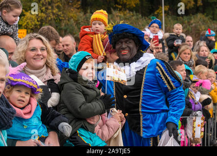 ENSCHEDE, Niederlande - 16.November 2019: Schwarzer Peter ist die helfende Hand des niederländischen Santa Claus genannt Sinterklaas ist Gruß an die Kinder. Stockfoto